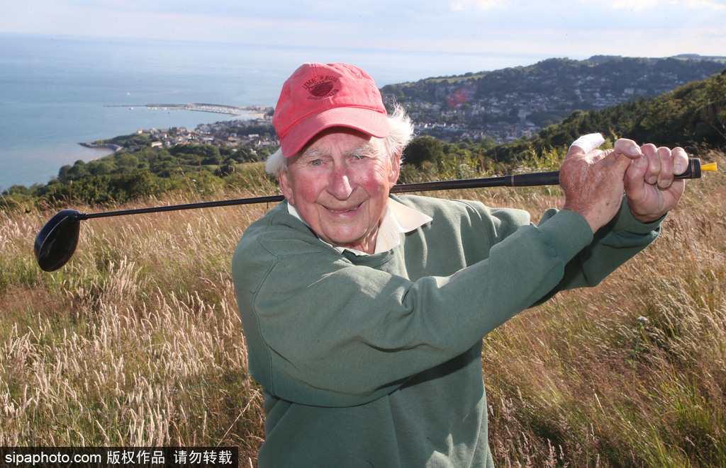 老當益壯！ 英國94歲最高齡高爾夫球手仍然活躍在球場