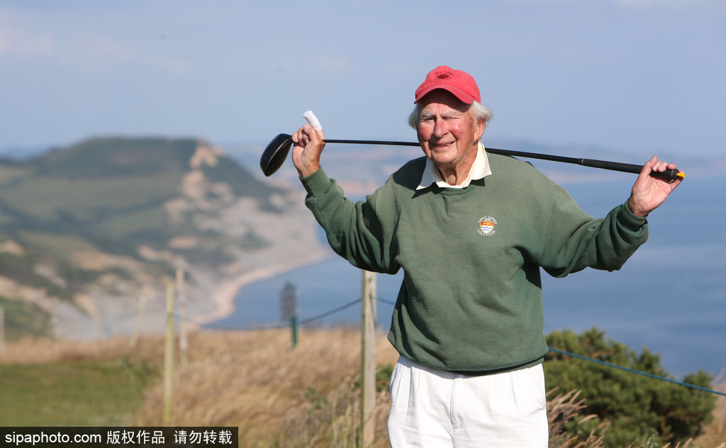 老當(dāng)益壯！ 英國(guó)94歲最高齡高爾夫球手仍然活躍在球場(chǎng)