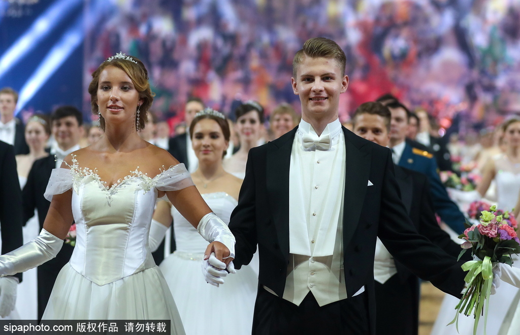 維也納慈善舞會(huì)莫斯科盛大開幕 現(xiàn)場(chǎng)美女俊男云集華麗繽紛