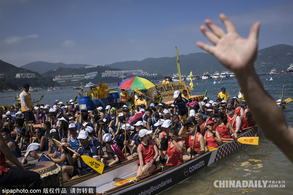 香港端午節賽龍舟活動 雞年流行頭戴“小雞”