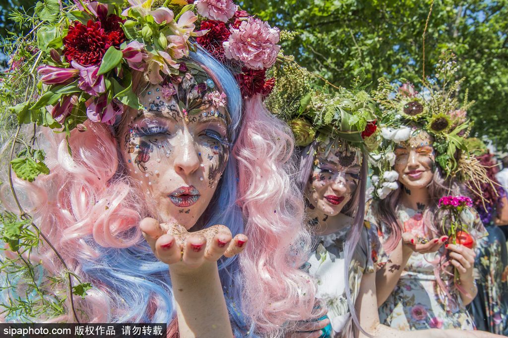 英國切爾西花展時裝展 模特變身彩色花仙子