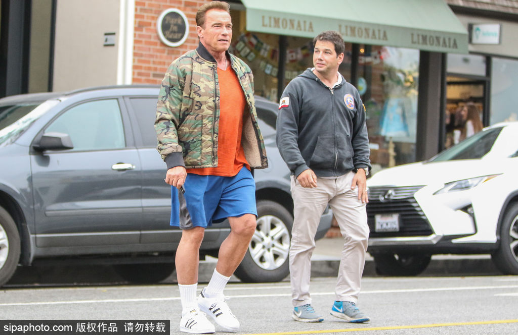 迎六一？硬漢施瓦辛格與兒子Patrick街頭擁抱大秀父子情深