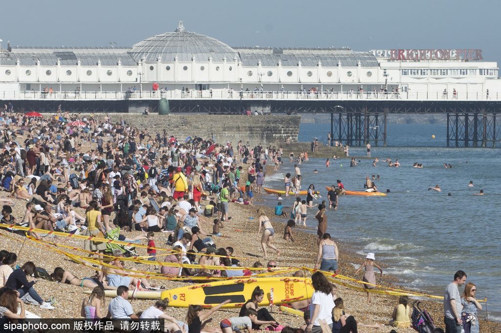 英國(guó)布萊頓民眾扎堆海灘 享受夏日時(shí)光