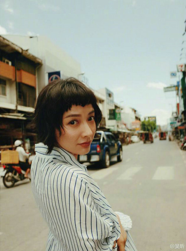 畢業(yè)季脫掉校服 學(xué)唐嫣劉詩詩換個減齡短發(fā)依舊元氣滿滿