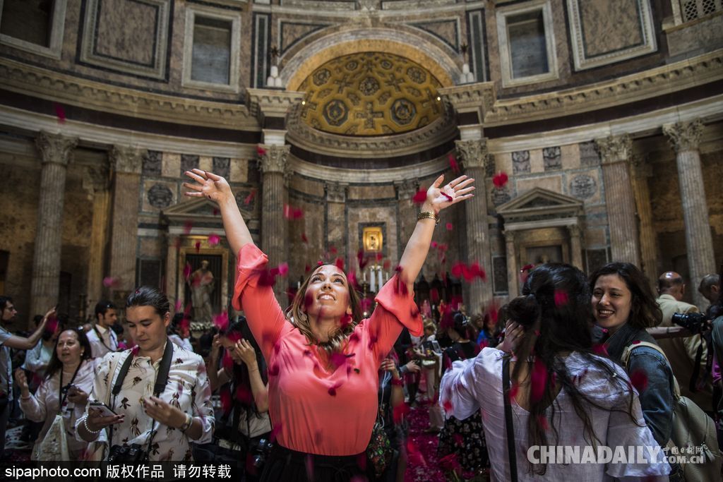 意大利萬神廟五旬節彌撒 揮灑玫瑰花瓣浪漫絕美
