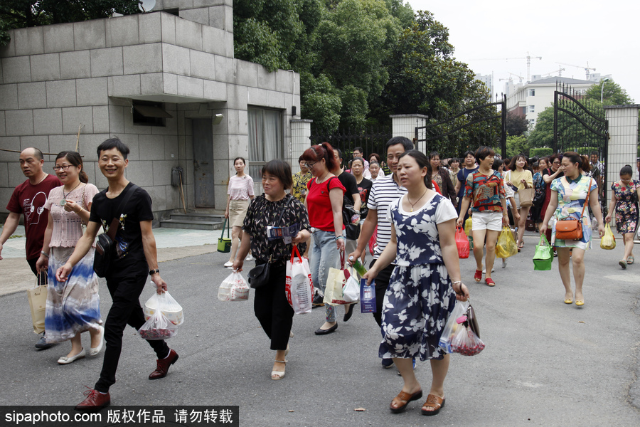 浙江桐廬：家長(zhǎng)備高考愛心餐 滿滿是疼愛
