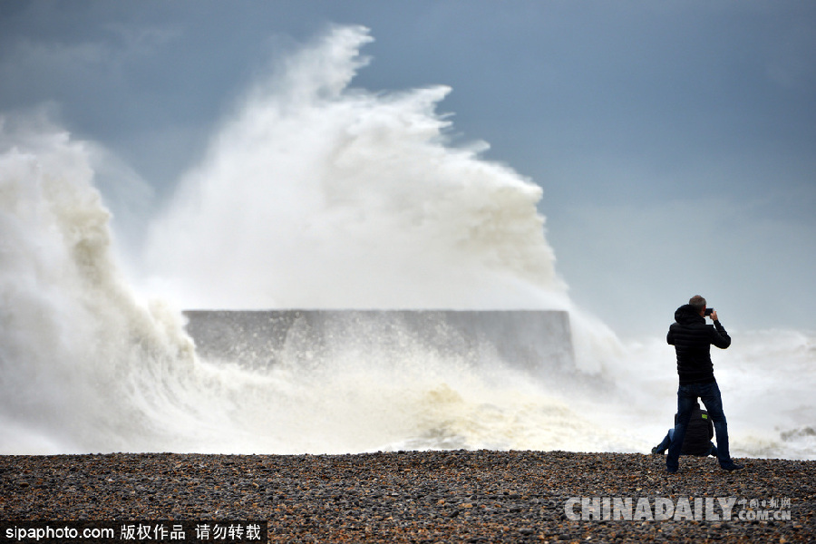 英國薩塞克斯海邊驚濤拍岸 雄宏壯觀