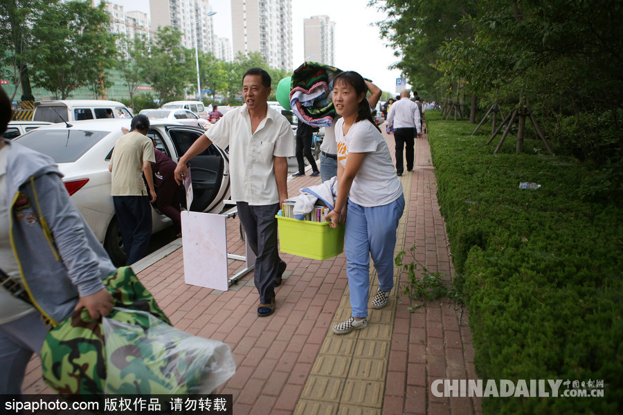 山東濱州：高考住宿生搬離宿舍場面 壯觀不輸春運