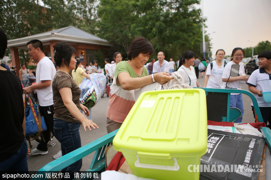山東濱州：高考住宿生搬離宿舍場(chǎng)面 壯觀不輸春運(yùn)