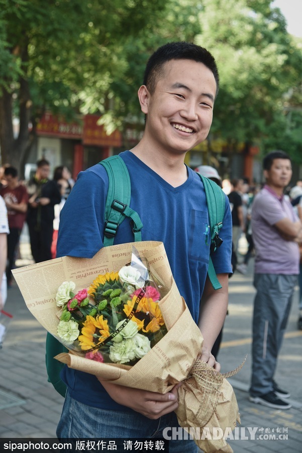 內(nèi)蒙古呼和浩特：等待與期盼 高考考場(chǎng)外表情萬象