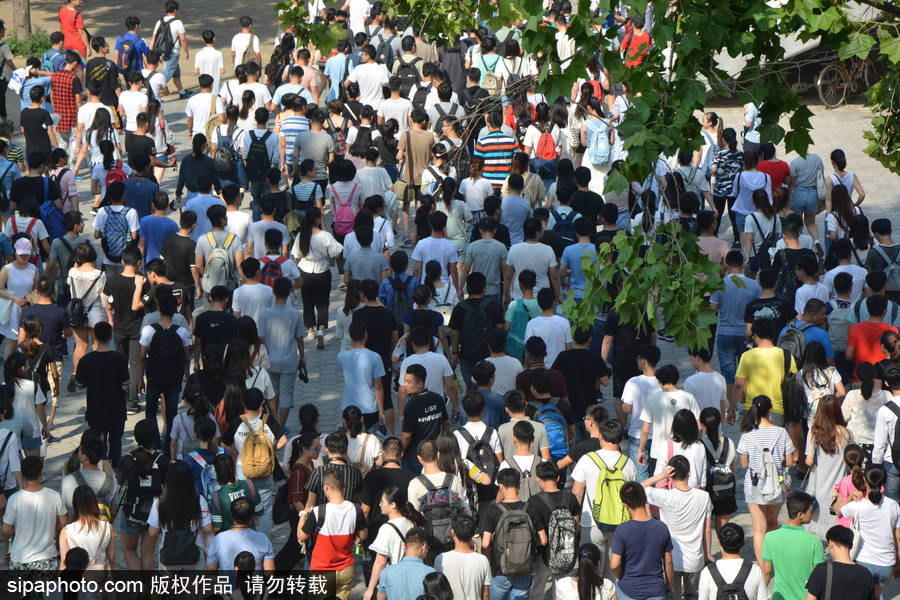 山東聊城：2017全國大學(xué)英語四六級開考 場面火爆堪比“春運”現(xiàn)場
