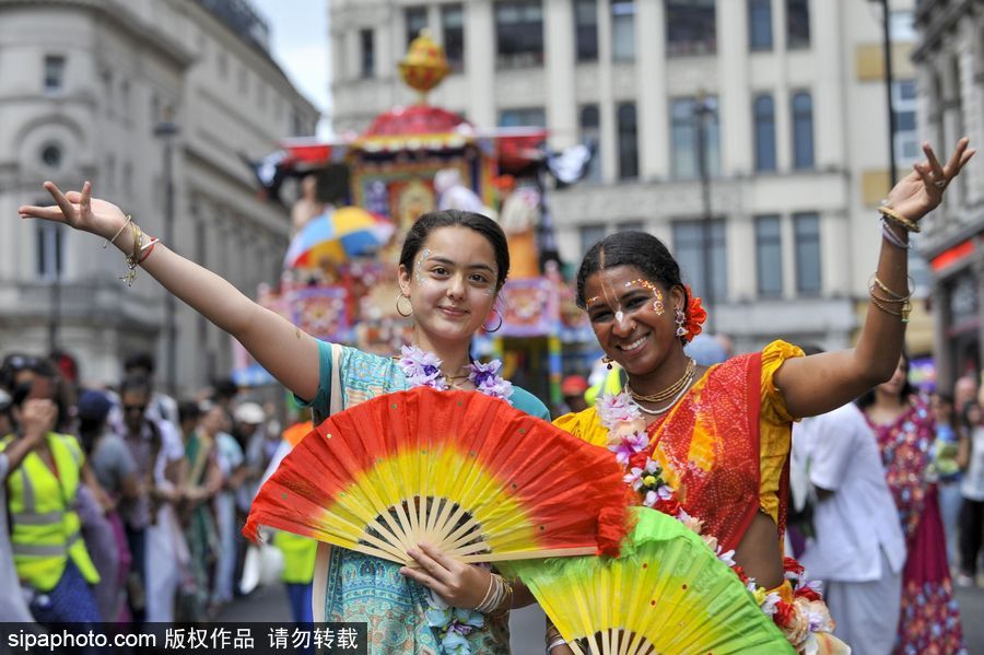 英國倫敦慶祝倫敦壇車節(jié) 民眾一路載歌載舞