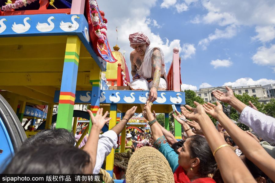 英國倫敦慶祝倫敦壇車節(jié) 民眾一路載歌載舞