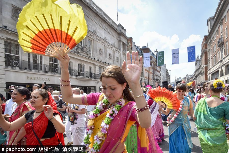 英國倫敦慶祝倫敦壇車節 民眾一路載歌載舞