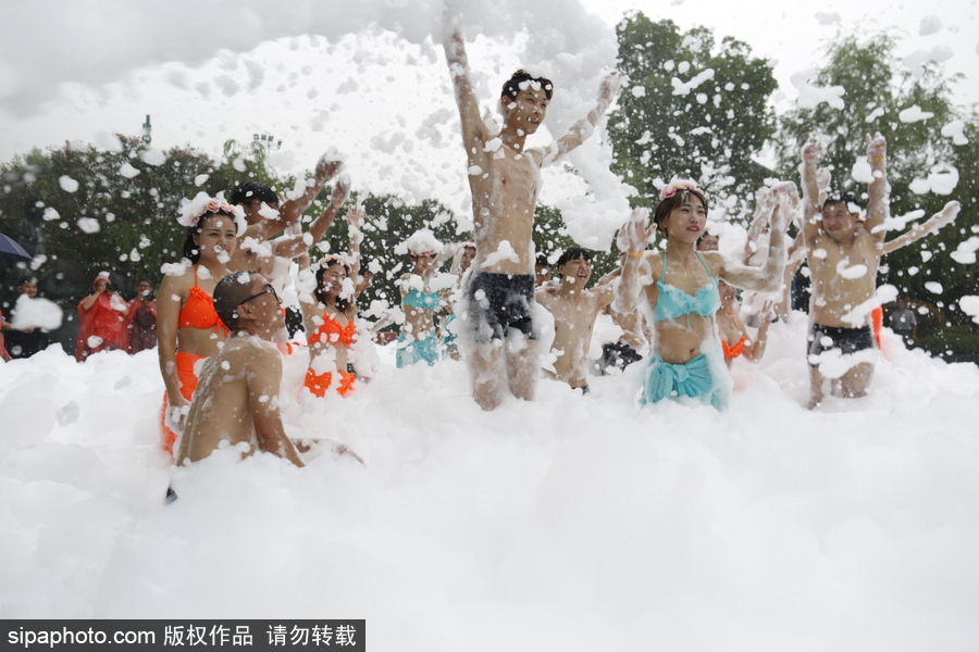 畢業就結婚！杭州情侶畢業生舉行泡沫集體婚禮