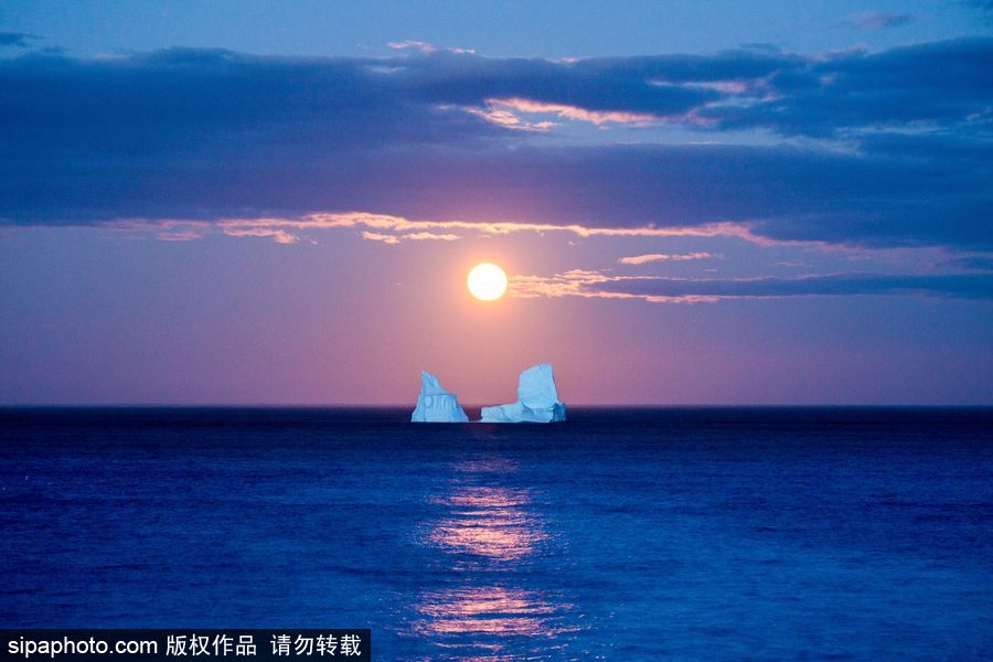 浪漫窒息美景 攝影師抓拍月亮從冰山升起瞬間
