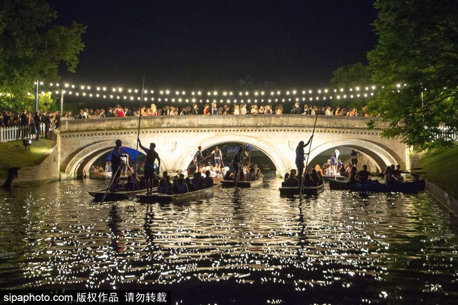 劍橋大學五月舞會煙火盛宴 璀璨奪目點亮夜空