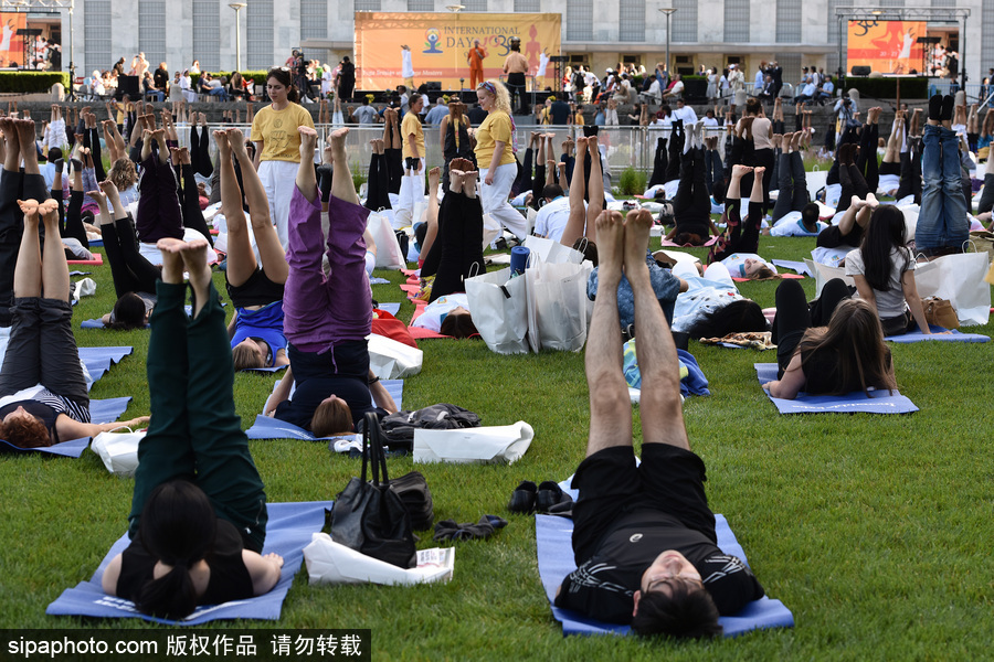 聯合國總部慶祝“國際瑜伽日” 聚集千名愛好者參加瑜伽課程