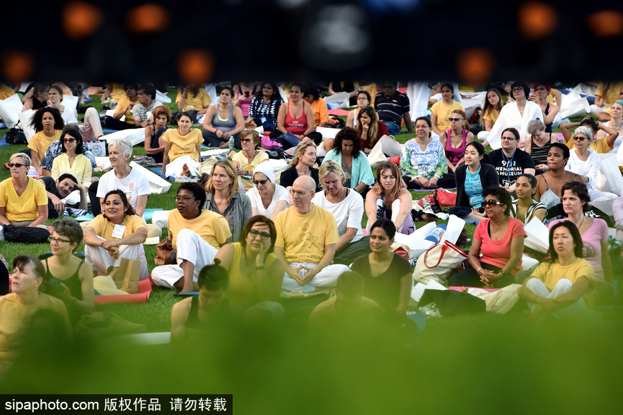 聯合國總部慶祝“國際瑜伽日” 聚集千名愛好者參加瑜伽課程