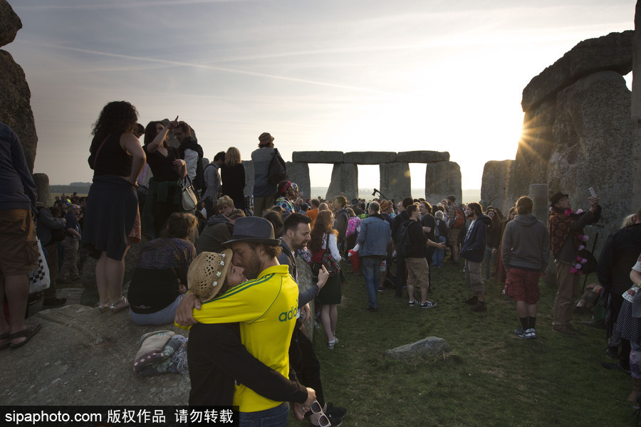 英國(guó)民眾聚集史前巨石陣 慶祝夏至日到來(lái)