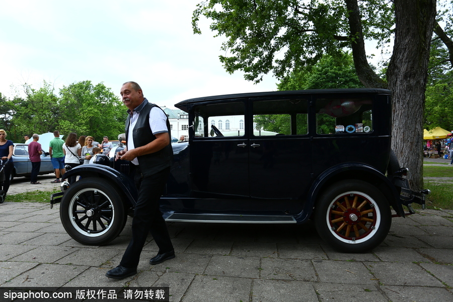 波蘭舉行復(fù)古車展 細數(shù)經(jīng)典老爺車停留的歲月