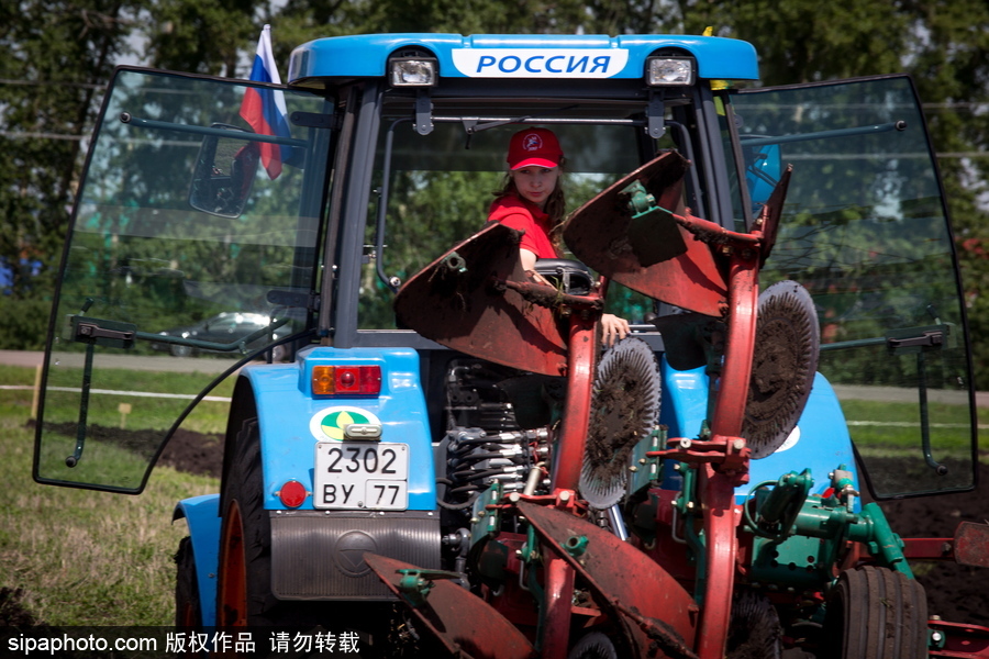 俄羅斯舉行耕地大賽 大馬力巨型拖拉機亮相令人驚嘆