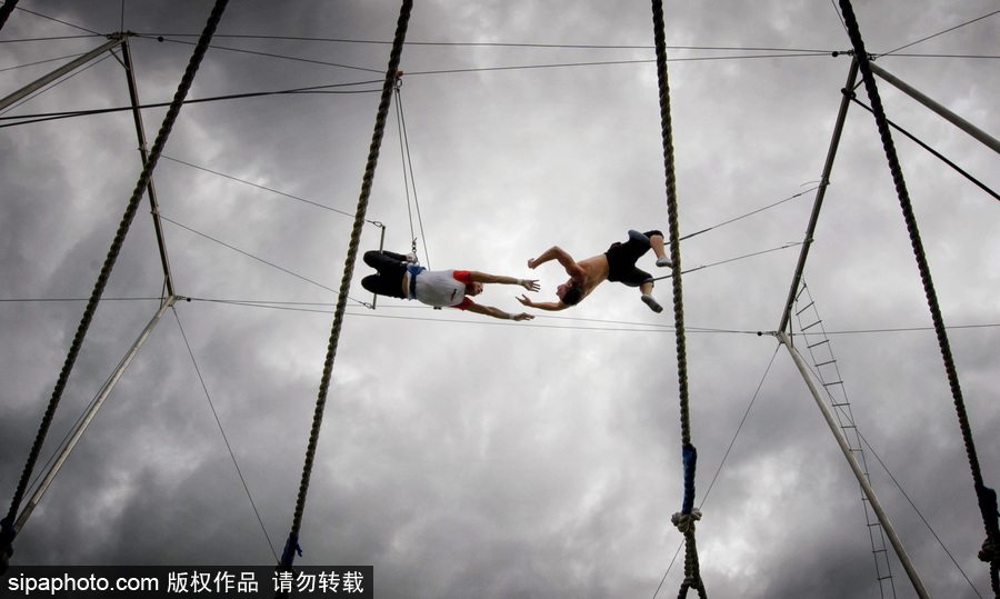 想成為空中飛人嗎？美國圣克羅伊島開設高空秋千訓練營