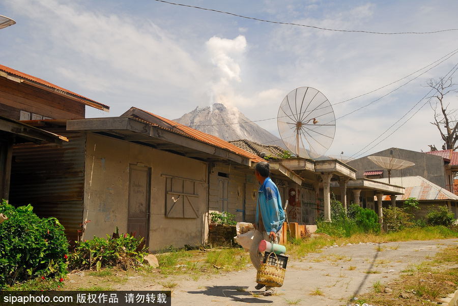 心態好！錫納朋火山熔巖量持續增加 居民淡然生活