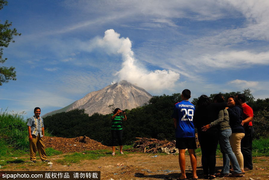 心態(tài)好！錫納朋火山熔巖量持續(xù)增加 居民淡然生活