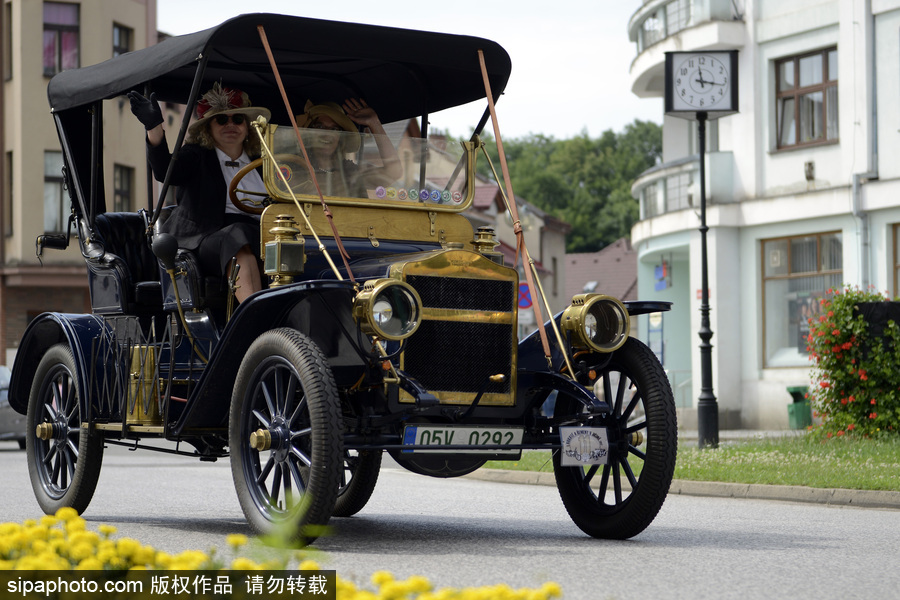 捷克舉行古董車(chē)游行 民眾身著復(fù)古服裝穿行街道