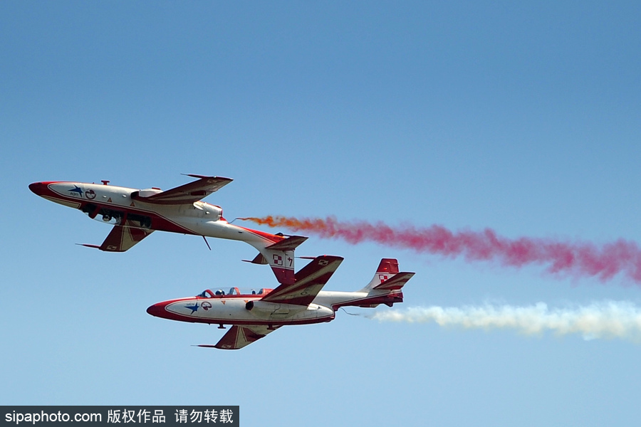 直擊捷克空軍飛行隊(duì)精彩飛行表演 整齊劃一翱翔藍(lán)天場面壯觀
