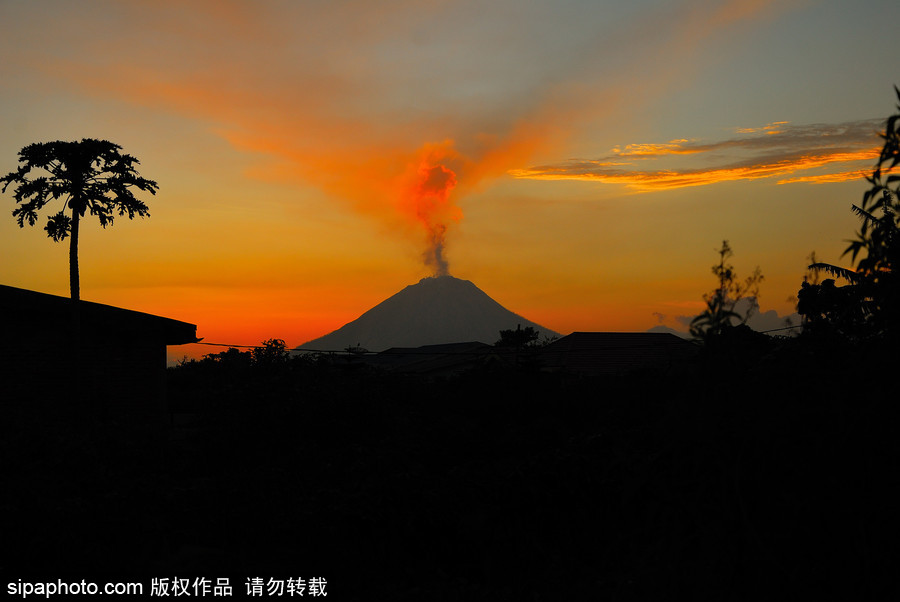 印尼錫納朋火山持續噴發 日暮時分火光沖天染紅天際