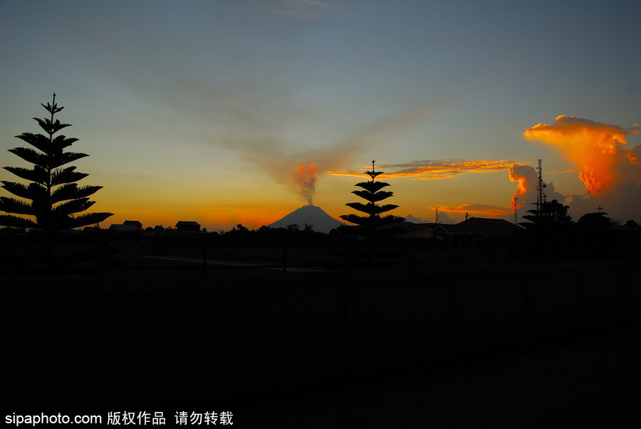 印尼錫納朋火山持續噴發 日暮時分火光沖天染紅天際