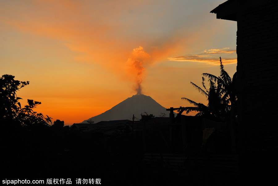 印尼錫納朋火山持續噴發 日暮時分火光沖天染紅天際