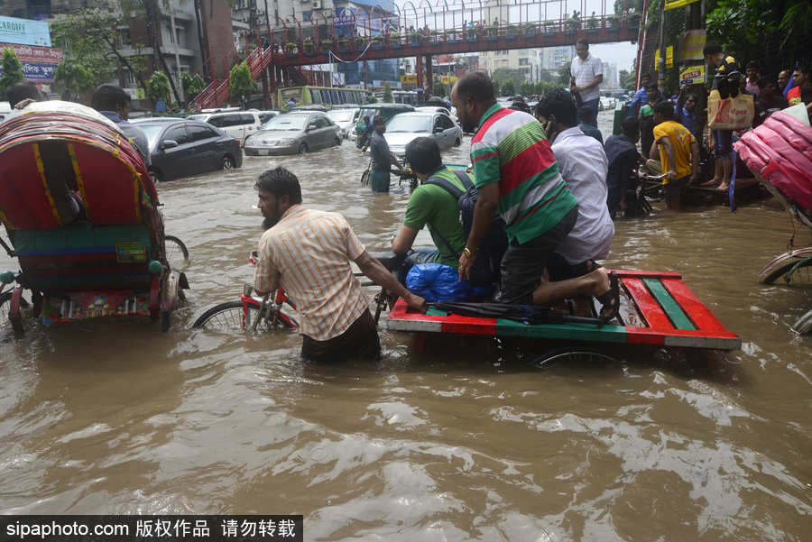孟加拉國(guó)暴雨導(dǎo)致洪水泛濫 街頭交通癱瘓