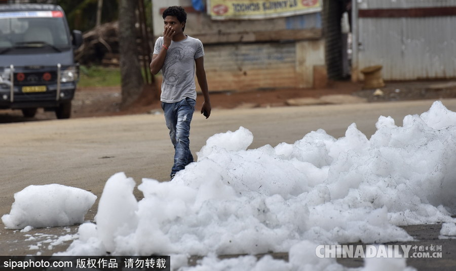 印度貝蘭杜爾湖污染嚴重 產(chǎn)生大量泡沫充斥街頭