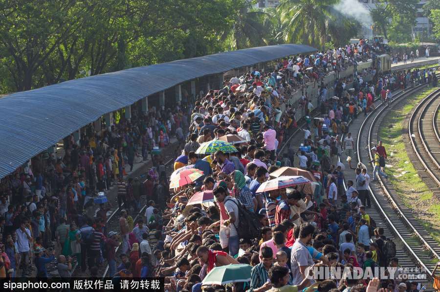 宰牲節(jié)即將到來 孟加拉國“火車大軍”購票場(chǎng)面不輸中國春運(yùn)