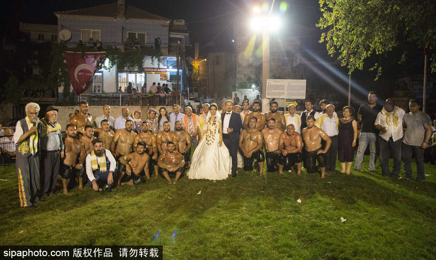 土耳其鄉村傳統婚禮 上演摔跤大賽硬漢紛紛上場