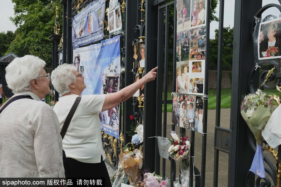 英國肯辛頓宮外擺滿照片鮮花 紀念戴安娜王妃逝世20周年