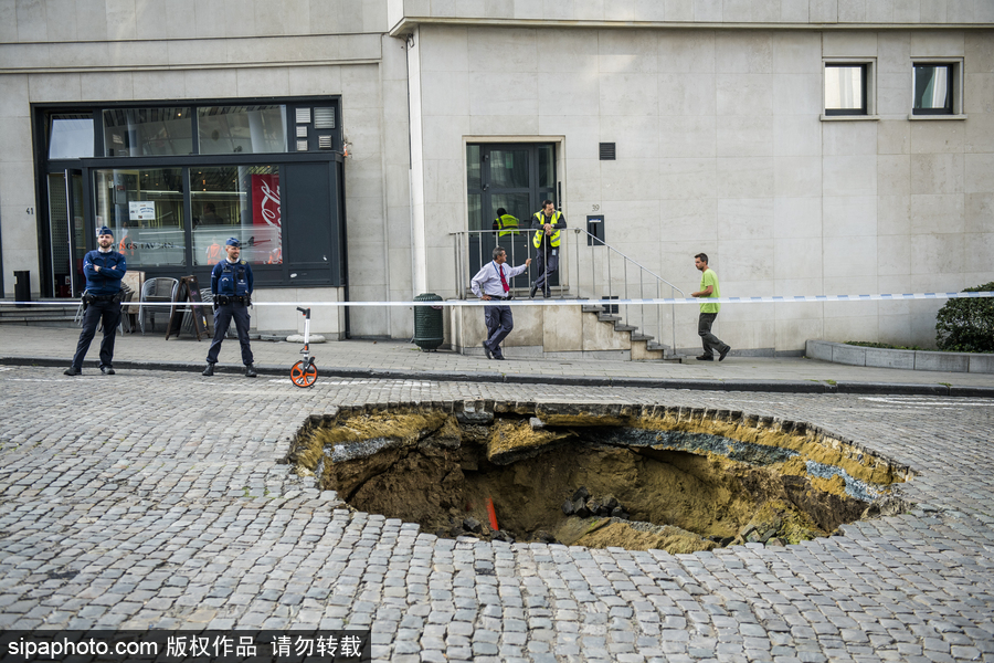 比利時布魯塞爾中央車站路面塌陷 驚現巨坑