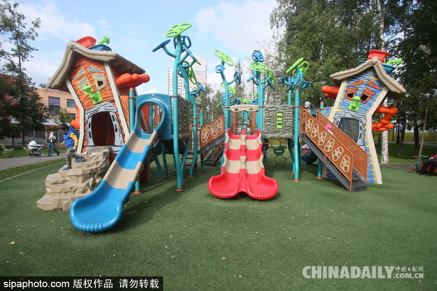 走進莫斯科的游樂場休閑區(qū) 兒童玩耍天真爛漫