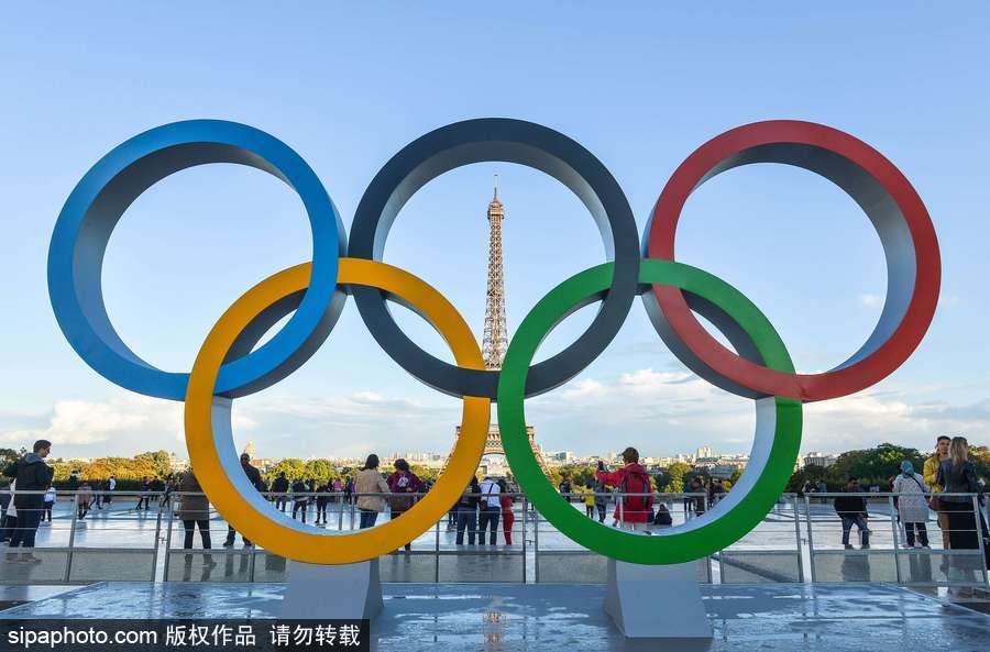 巴黎申奧成功 埃菲爾鐵塔旁奧運五環吸引眾多游客拍照留念