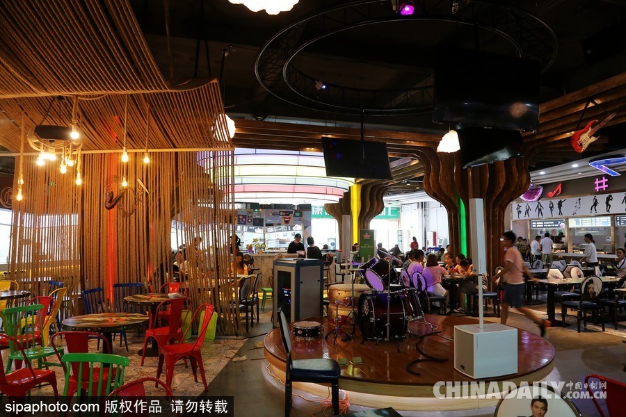 鄭州高校現(xiàn)“最美”學(xué)生餐廳 音樂主題扮靚飯?zhí)?/></a></p>

<p>2017年9月21日，河南鄭州，河南牧業(yè)經(jīng)濟(jì)學(xué)院學(xué)生食堂在新學(xué)期華麗變身，這處高大上的“最美餐廳”主打音樂主題，樂譜音符吊頂、留聲機(jī)裝飾、舒緩的背景音樂，音樂元素?zé)o處不在，餐廳中央還有一處小舞臺(tái)，設(shè)置了架子鼓、麥克風(fēng)供學(xué)生自由使用。</p>
</div>

<div width=