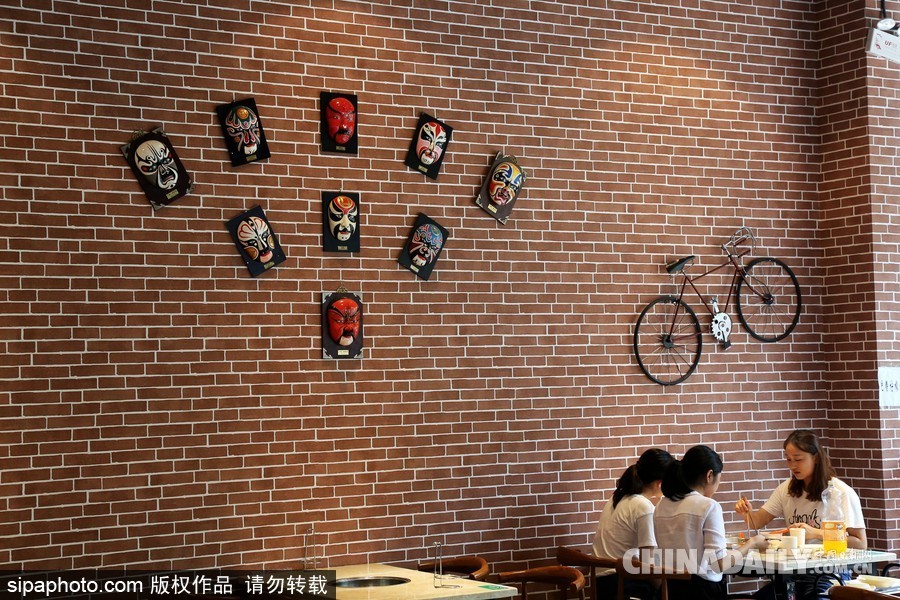 鄭州高校現(xiàn)“最美”學(xué)生餐廳 音樂(lè)主題扮靚飯?zhí)?/></a></p>

<p>2017年9月21日，河南鄭州，河南牧業(yè)經(jīng)濟(jì)學(xué)院學(xué)生食堂在新學(xué)期華麗變身，這處高大上的“最美餐廳”主打音樂(lè)主題，樂(lè)譜音符吊頂、留聲機(jī)裝飾、舒緩的背景音樂(lè)，音樂(lè)元素?zé)o處不在，餐廳中央還有一處小舞臺(tái)，設(shè)置了架子鼓、麥克風(fēng)供學(xué)生自由使用。</p>
</div>

<div width=
