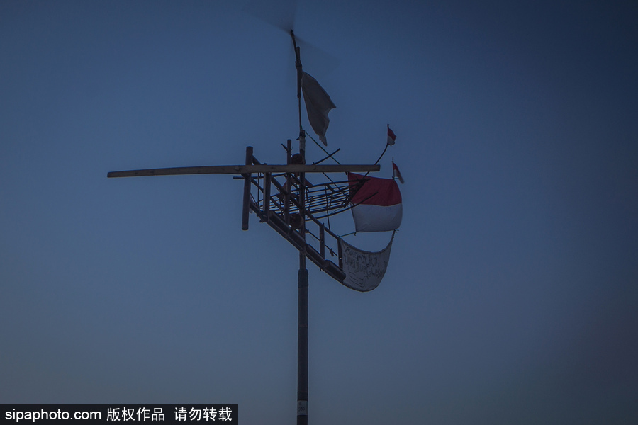 印尼迎來(lái)傳統(tǒng)風(fēng)車(chē)節(jié) 風(fēng)帆舞動(dòng)夕陽(yáng)剪影下美如畫(huà)