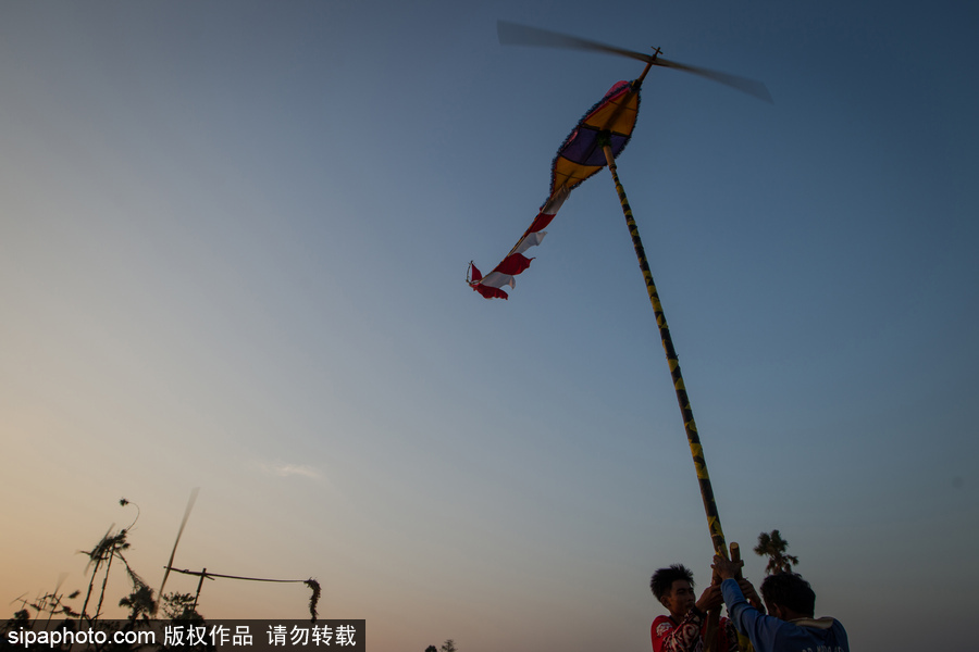 印尼迎來傳統風車節 風帆舞動夕陽剪影下美如畫