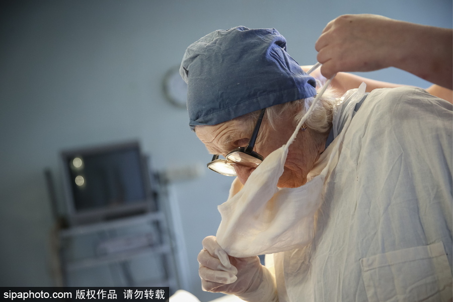 俄最年長在職外科醫生 90歲高齡仍在主刀