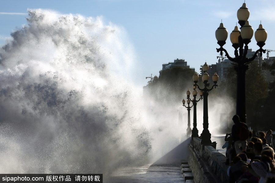 風(fēng)暴襲擊雅爾塔掀起巨浪 民眾淡定圍觀