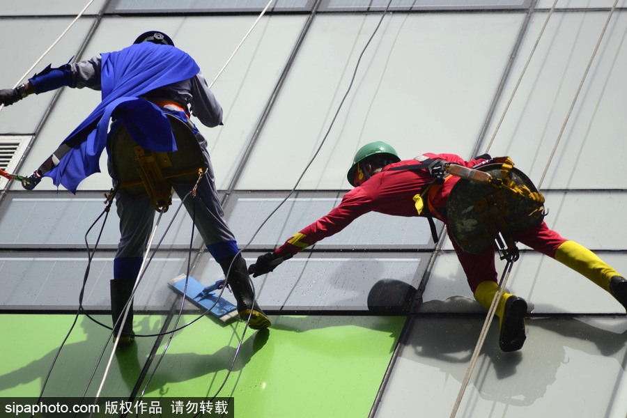 暖！擦玻璃工人扮“蜘蛛俠”3年 哄生病兒童開心