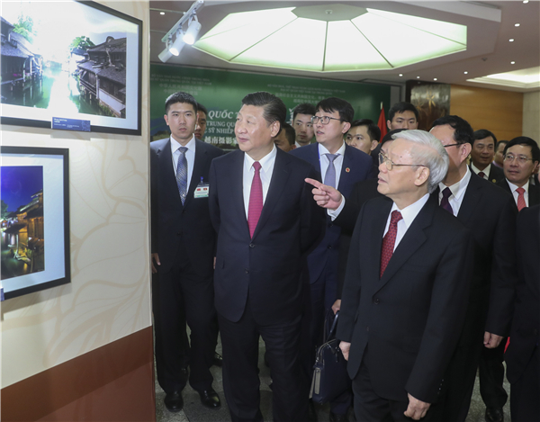 習(xí)近平出席越共中央總書記阮富仲和越南國家主席陳大光共同舉行的歡迎宴會(huì)